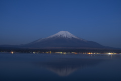 日の出前の山中湖 01 