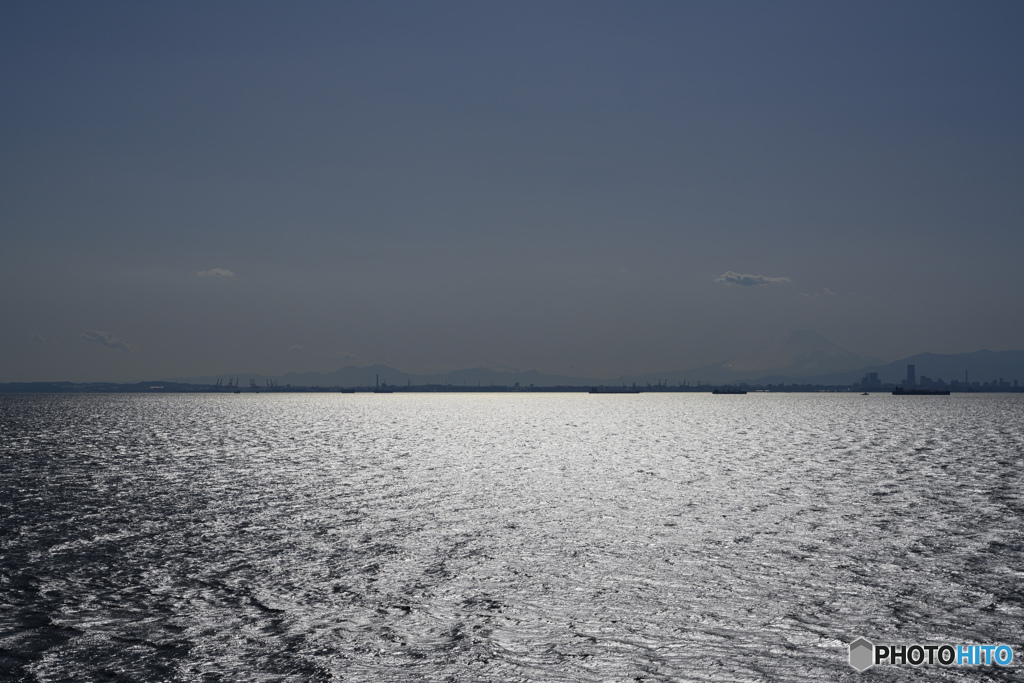 東京湾アクアライン 海ほたるから・・・かすかに富士山