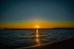片目夕日、海照らす