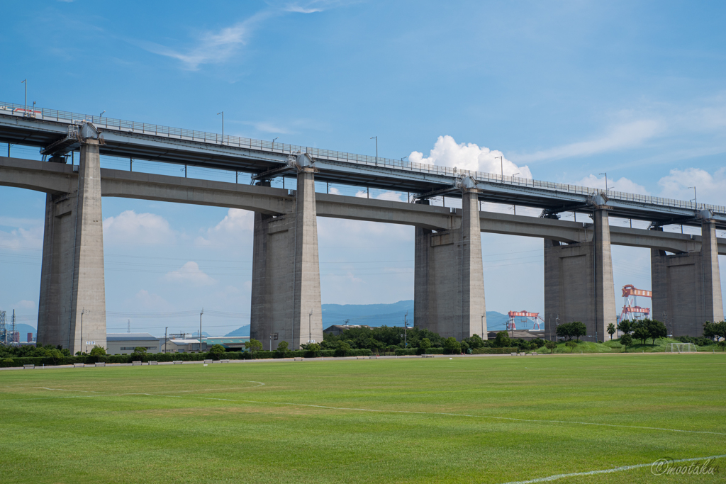 夏空と橋