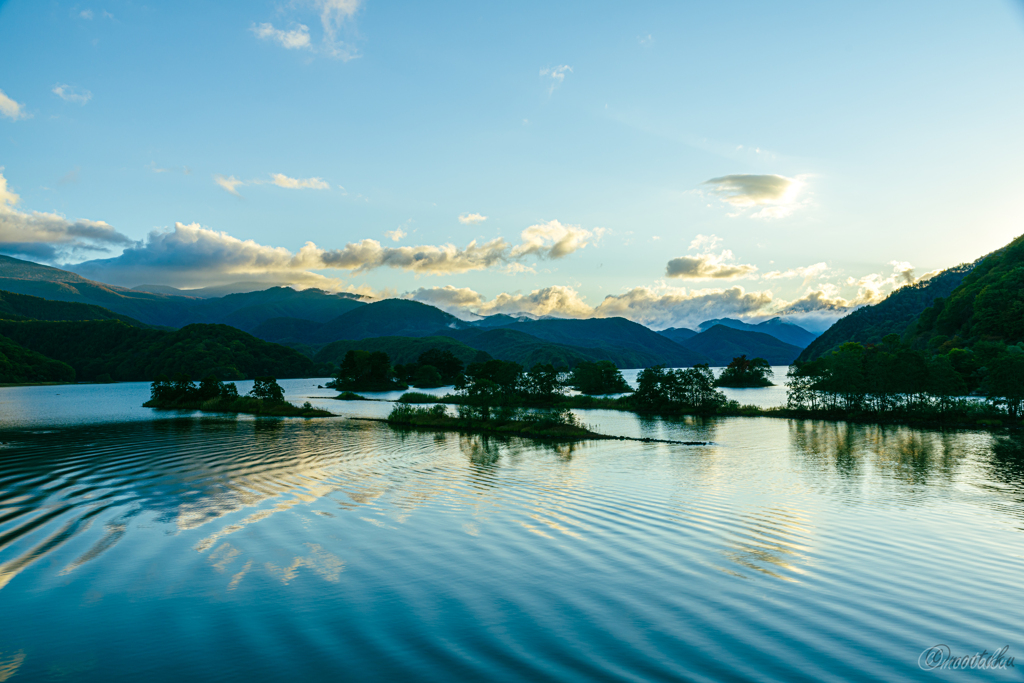 朝の湖面の波