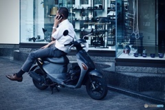 バイクの上で電話中
