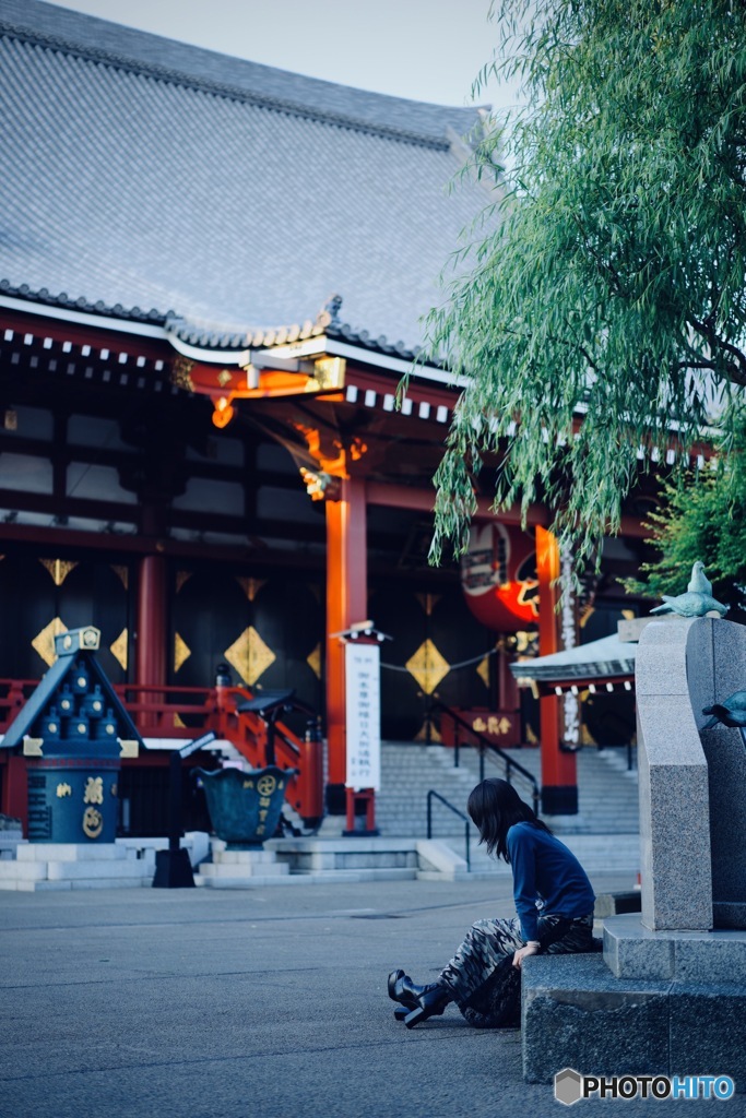 座る女性
