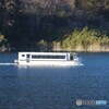 冬のダム湖　　水専用バスが走る