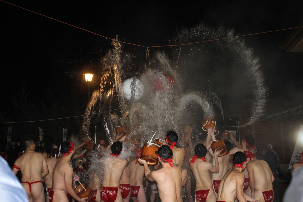 天下の奇祭　　川原湯温泉　「湯かけまつり」