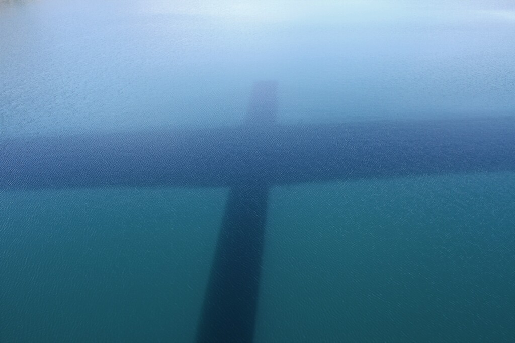 大きい橋の影