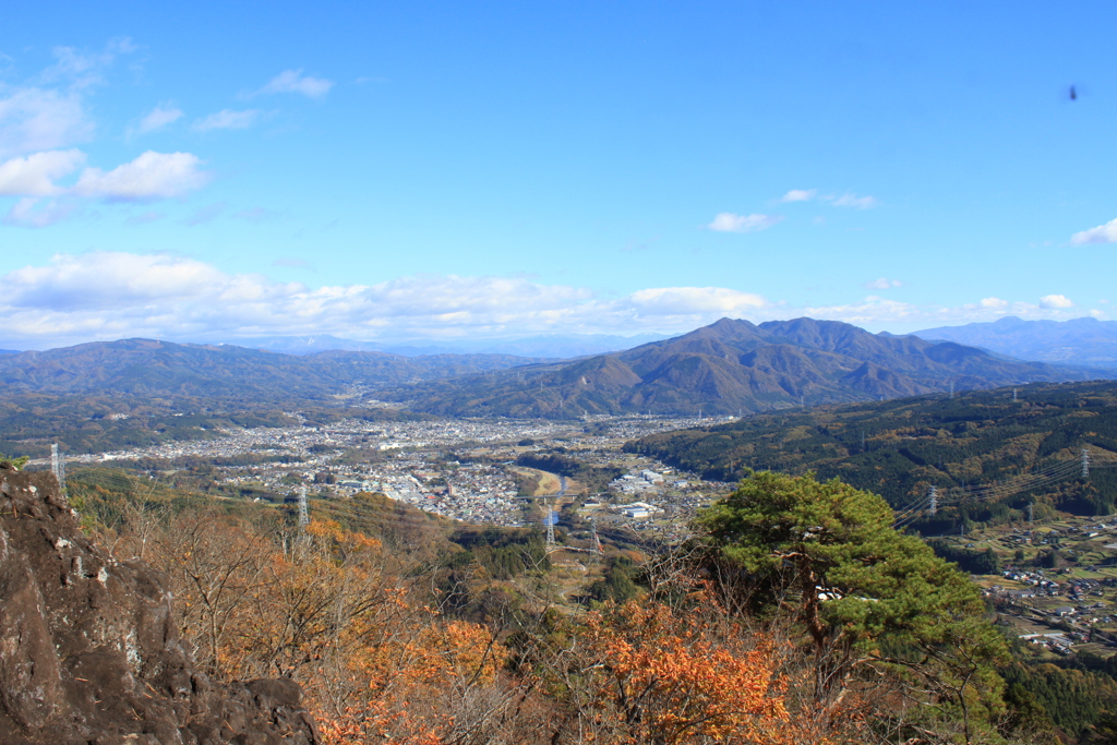 岩櫃山山頂より望む