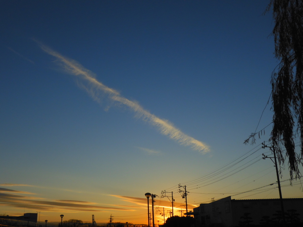 分解中の飛行機雲