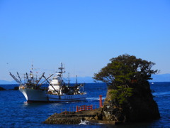 漁船と浮島