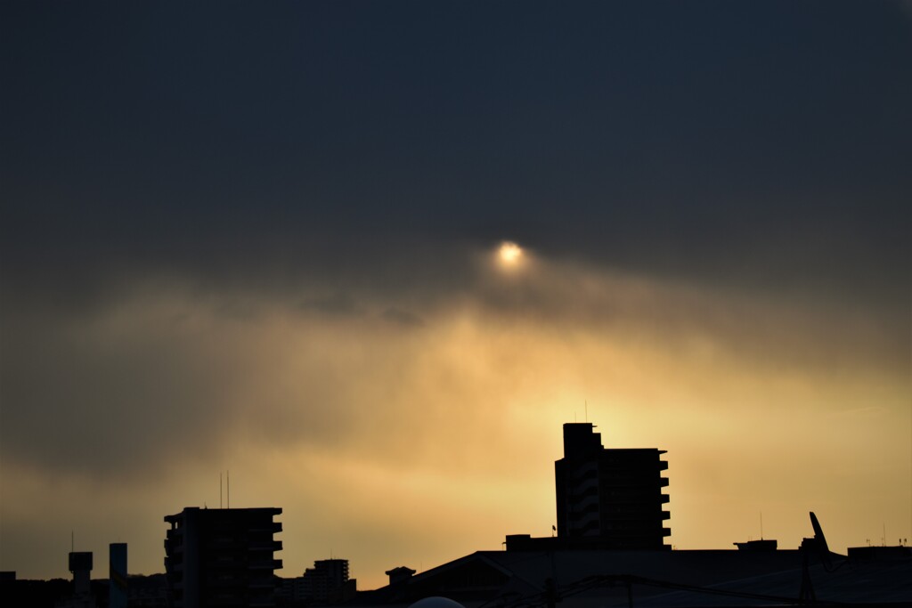 曇り空の朝日