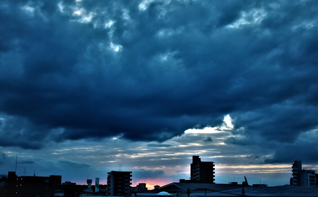 暗い空の日の出