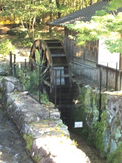 公園にある水車