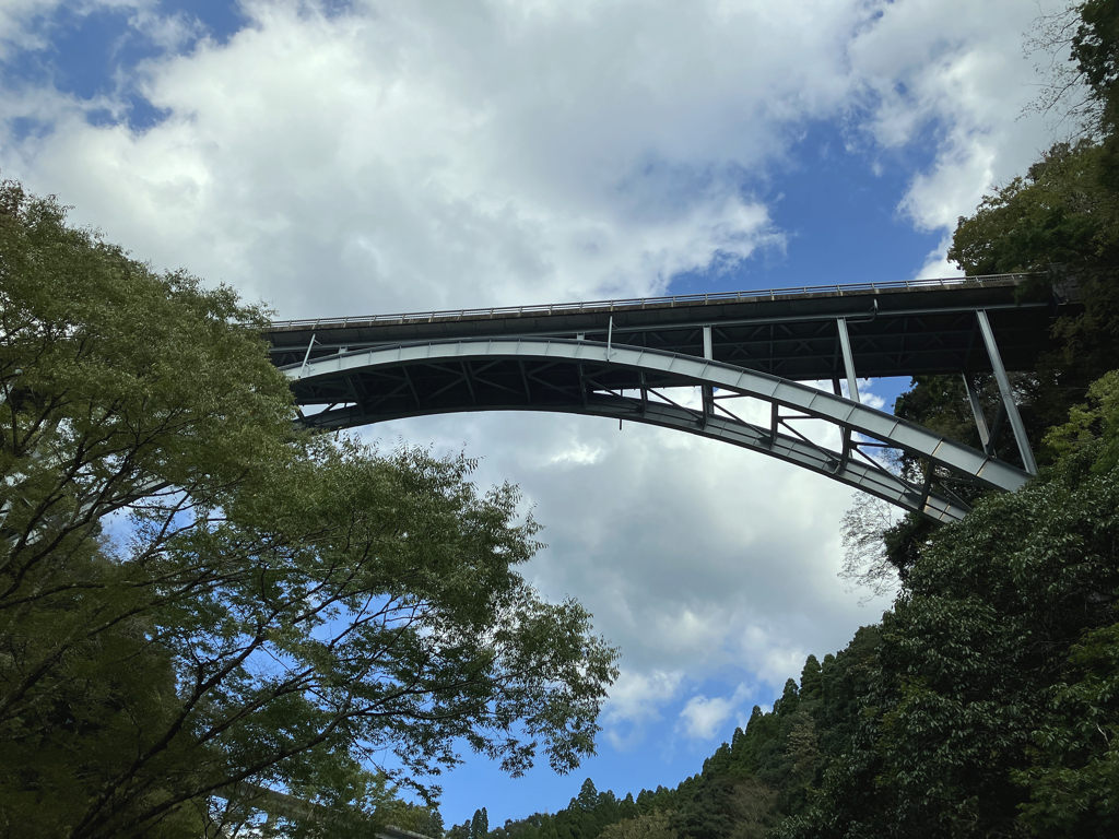 渓谷に架かる橋1