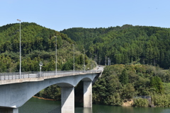 ダムの中の高架道路