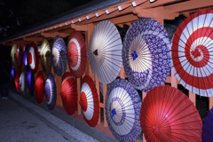 日本傘のライトアップ