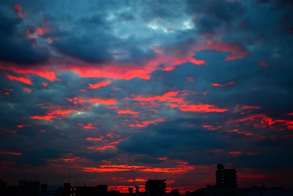 赤色の光が注ぐ雲