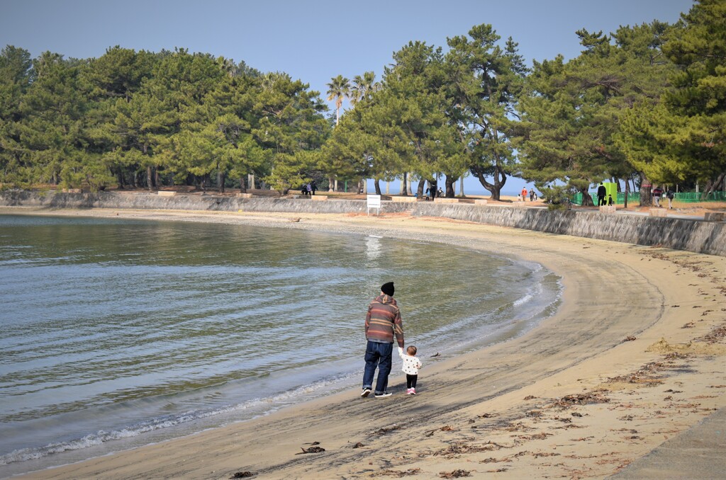 砂浜で孫と散歩