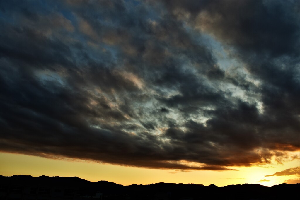 雲だらけの夕日