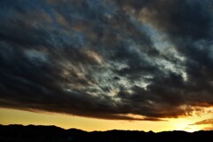 雲だらけの夕日