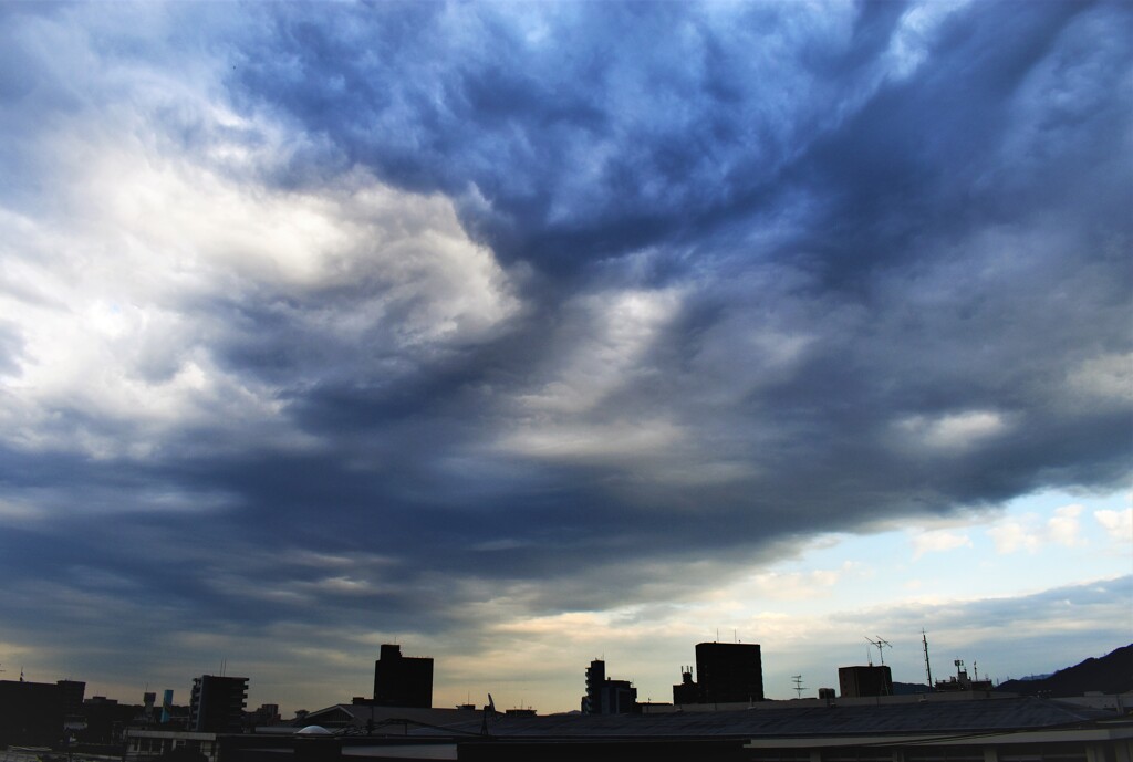 空に巻いている雲