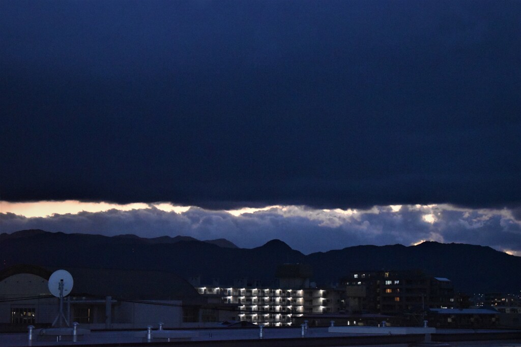 日が沈みます(暗い空)