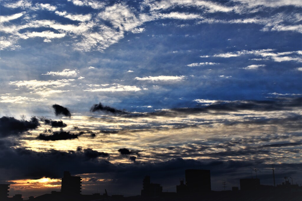 雲に隠れた日の出