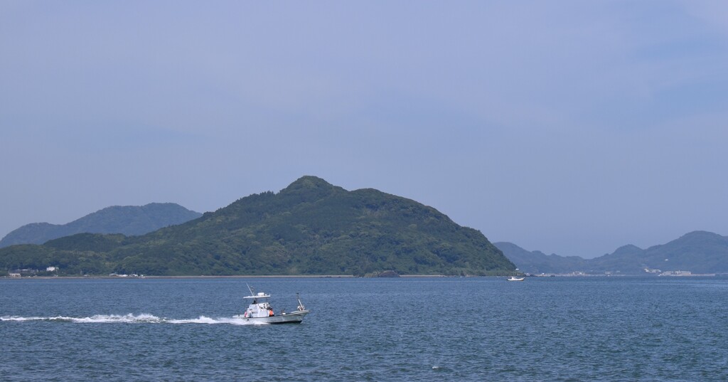 能古島と釣り船