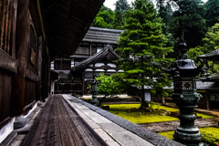 雨したたる仏殿