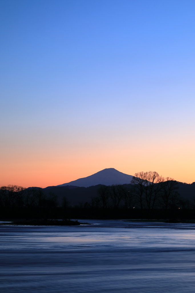 夕陽の鳥海山