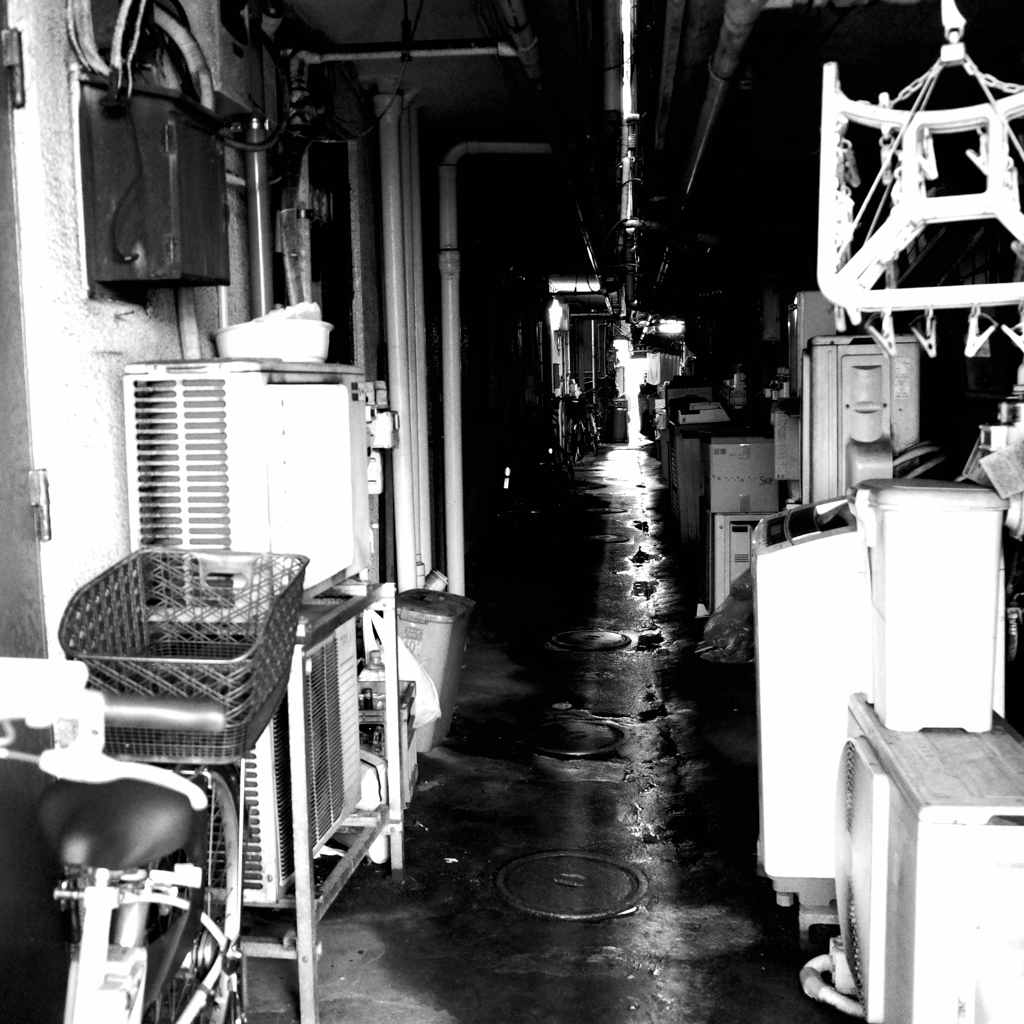 雨と路地裏