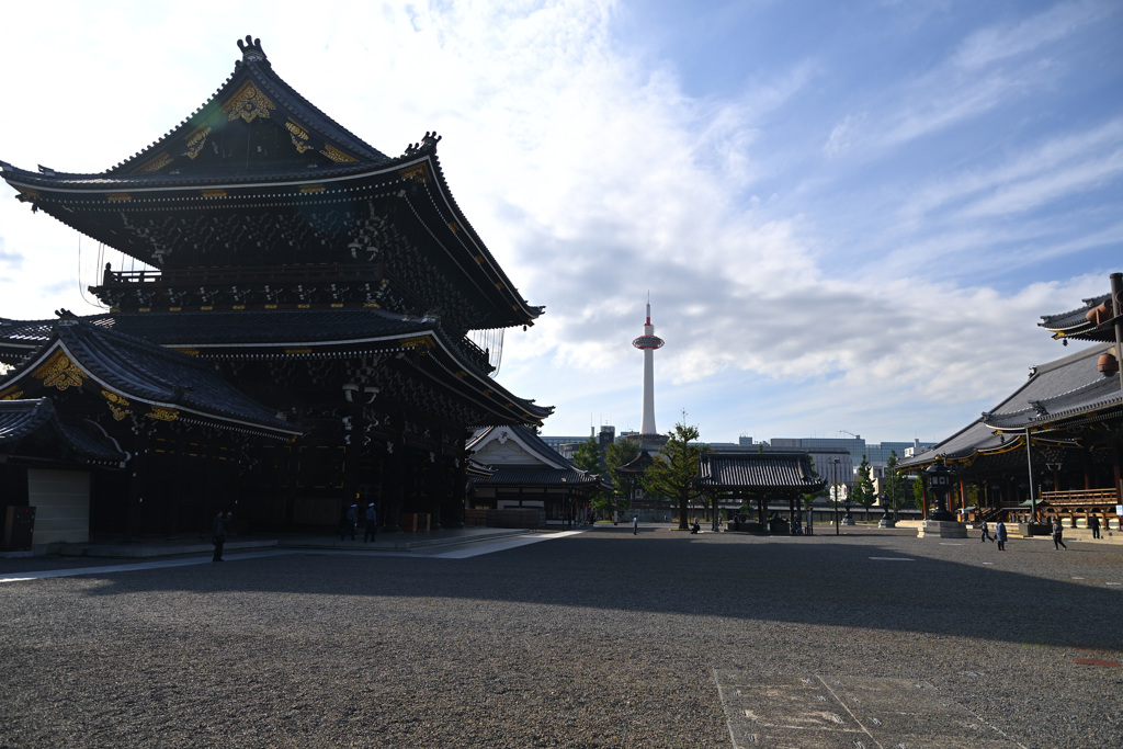 東本願寺から京都タワーを望む