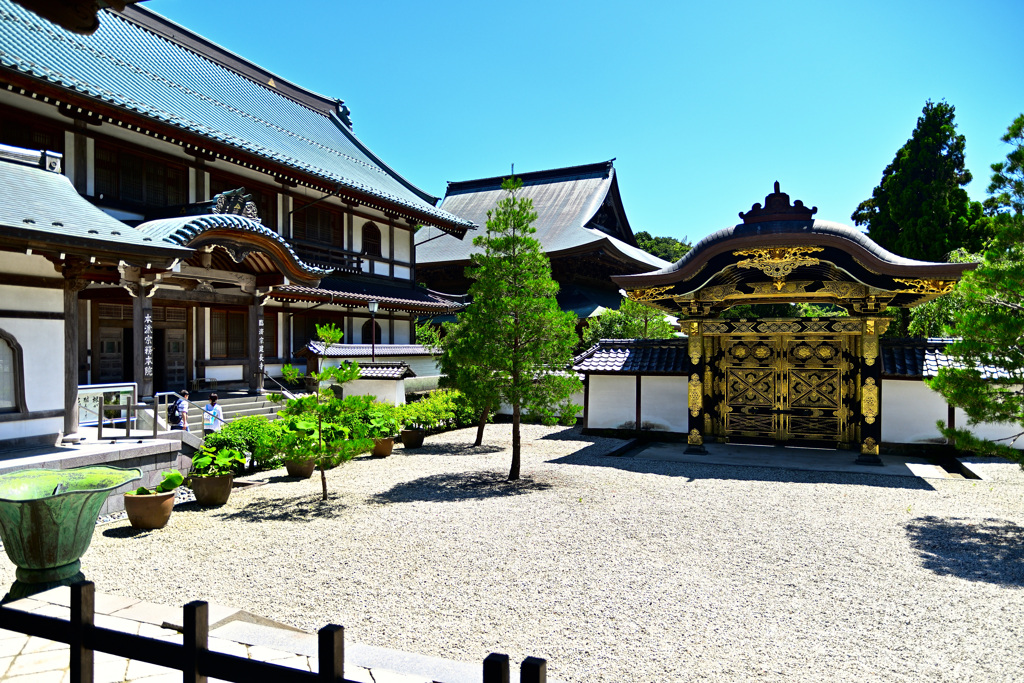 建長寺 方丈から唐門を眺める