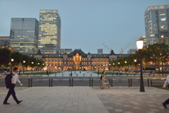 東京駅と丸の内駅前広場２