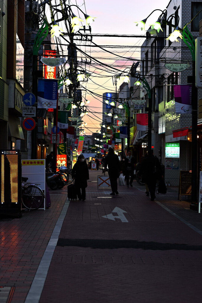 夕暮れ時の商店街