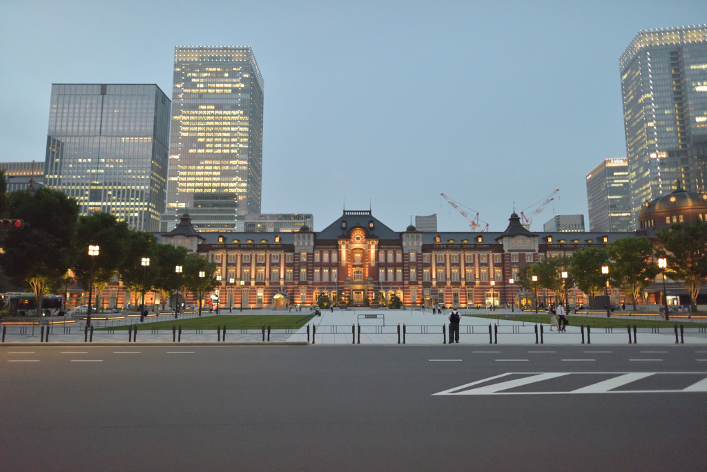 東京駅と丸の内駅前広場
