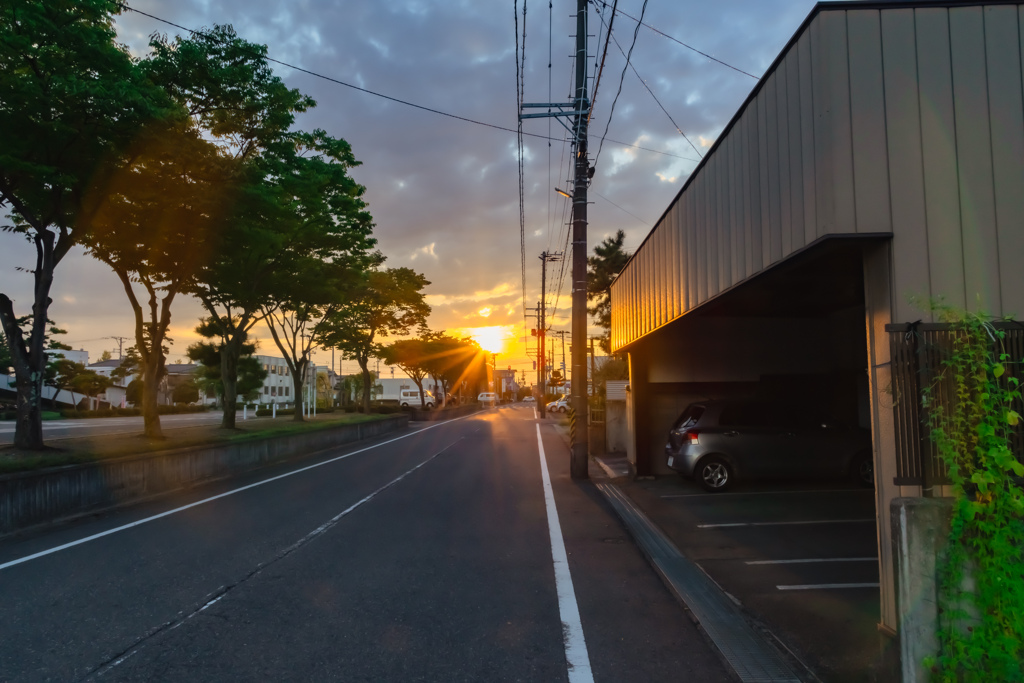 夕日射す街