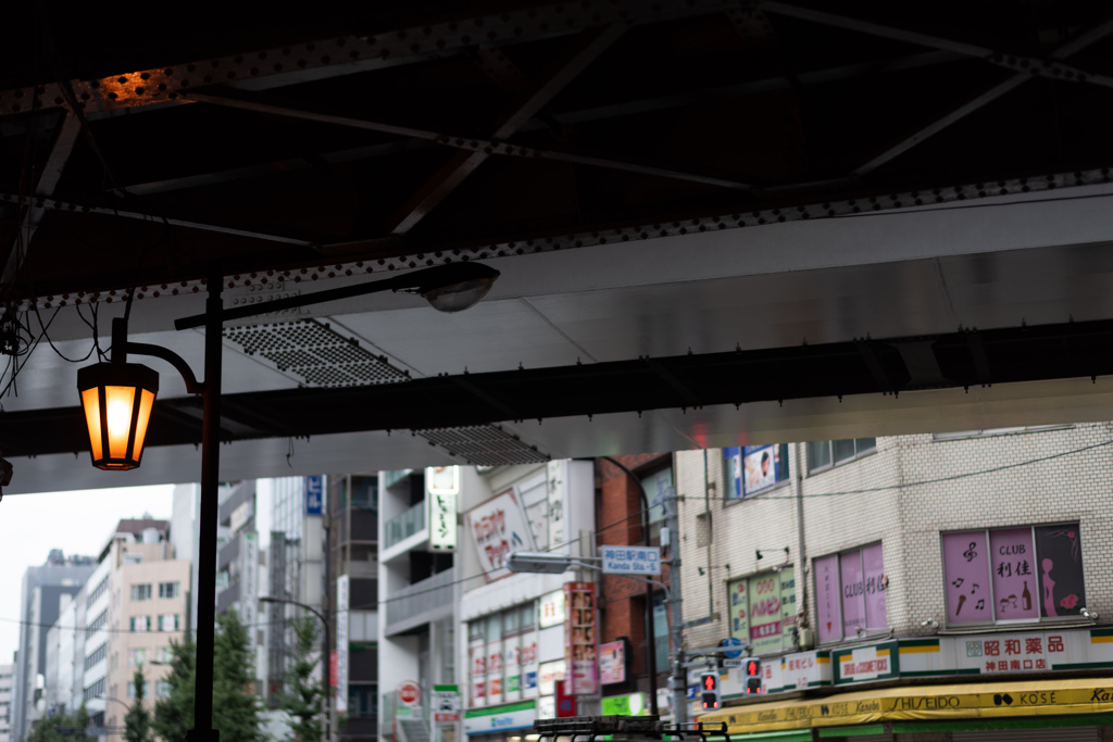 灯す（神田駅南口）