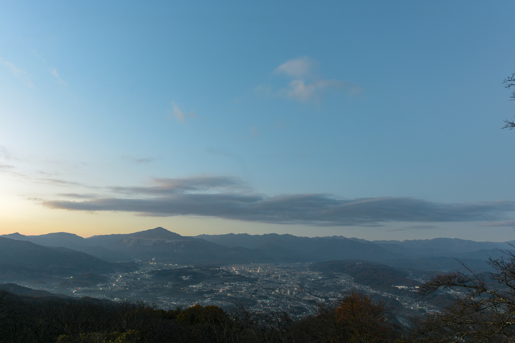 朝（秩父市街を望む）