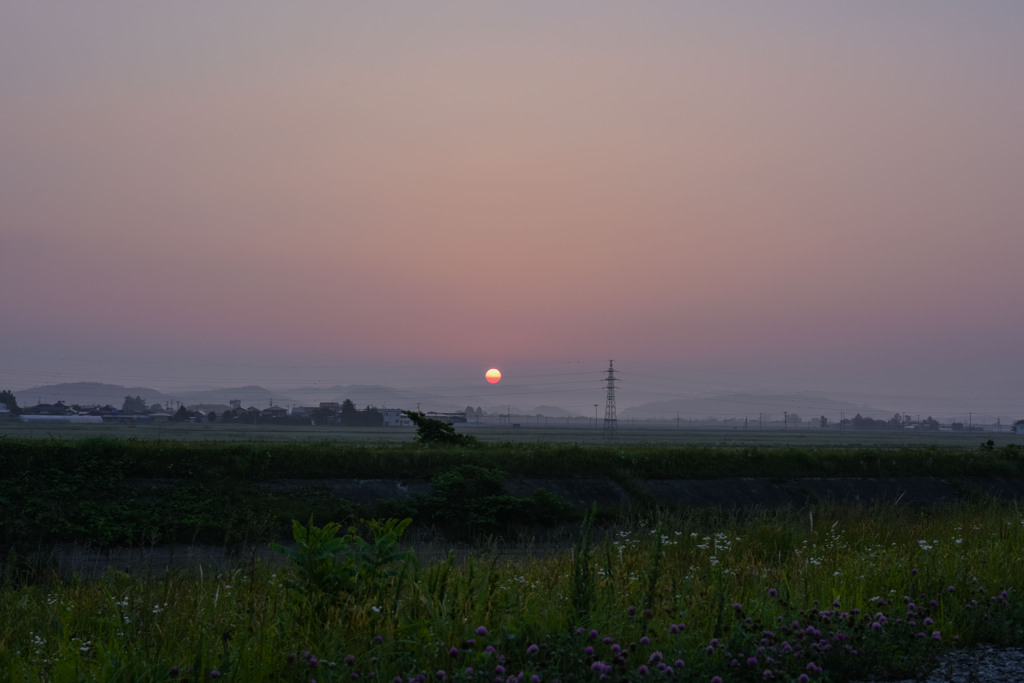 朝日と送電鉄塔