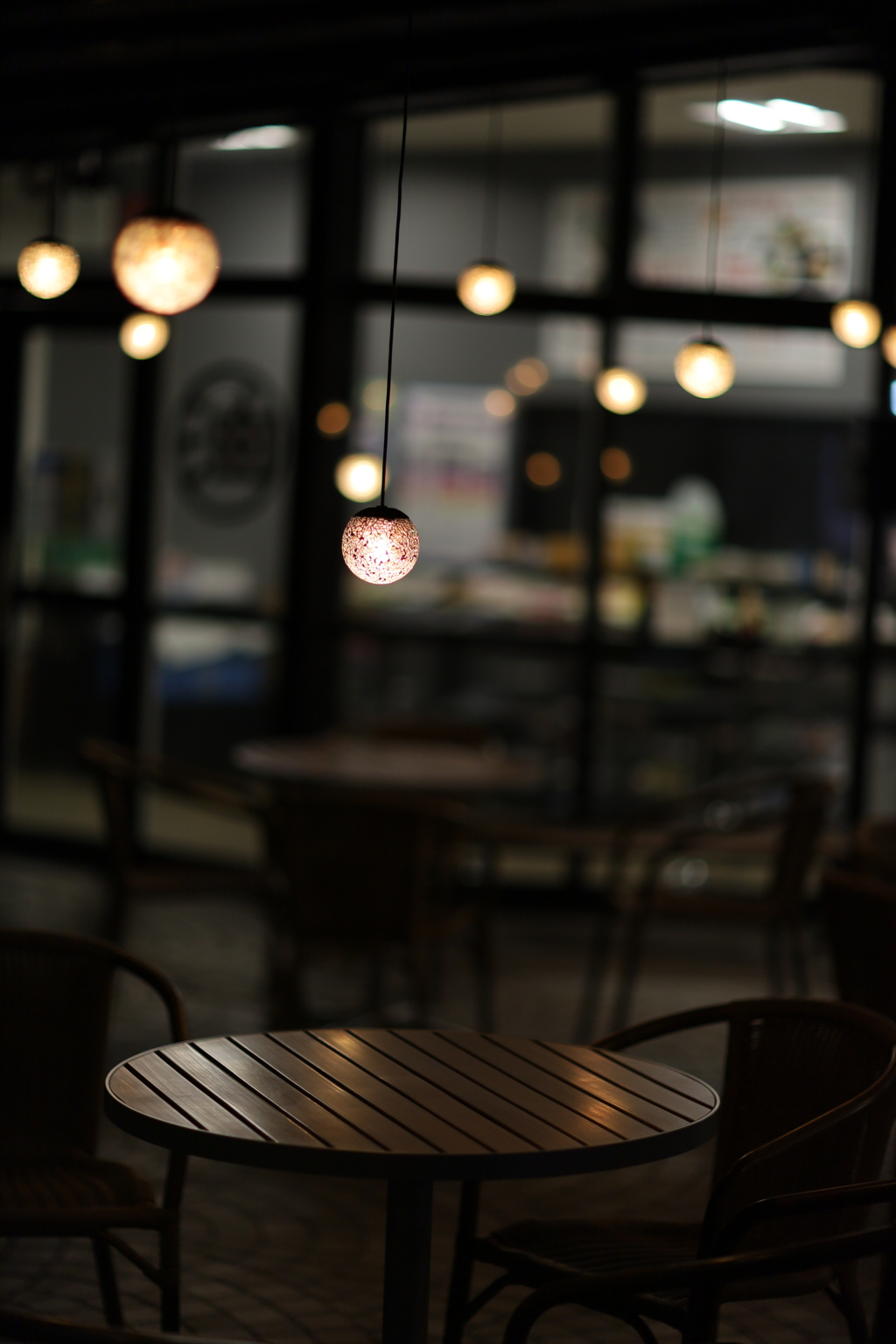 夜のカフェ