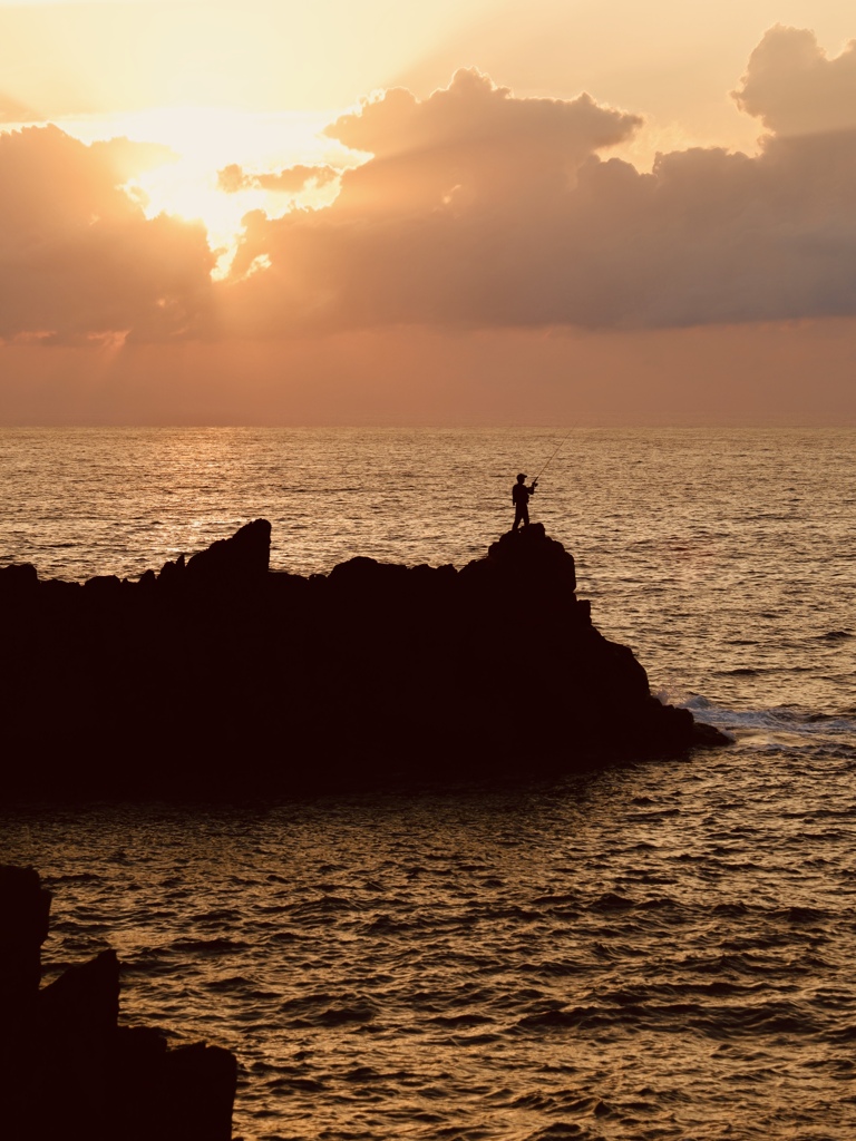夕暮れの釣り人