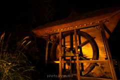 夜の水車