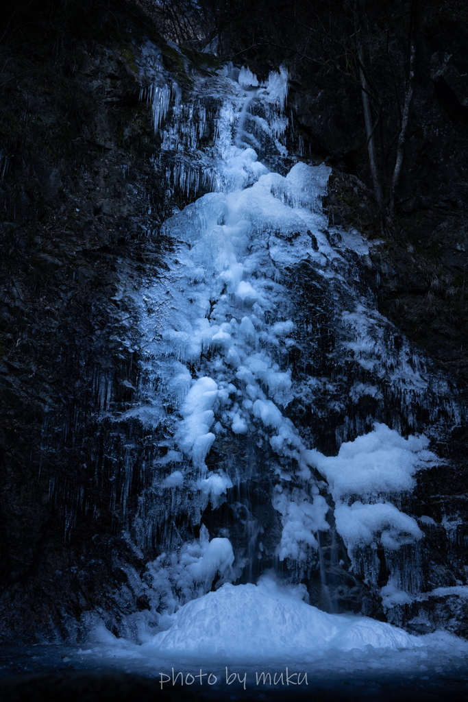 氷結する滝１