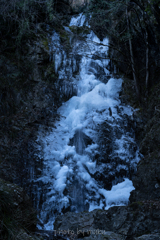 氷結する滝２