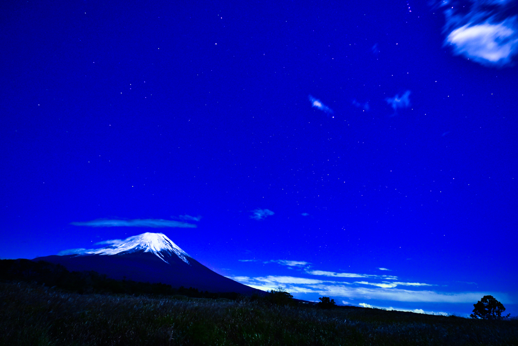 明るい月夜と富士山