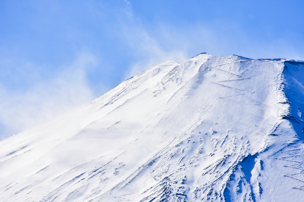 寒そうな富士山の山頂