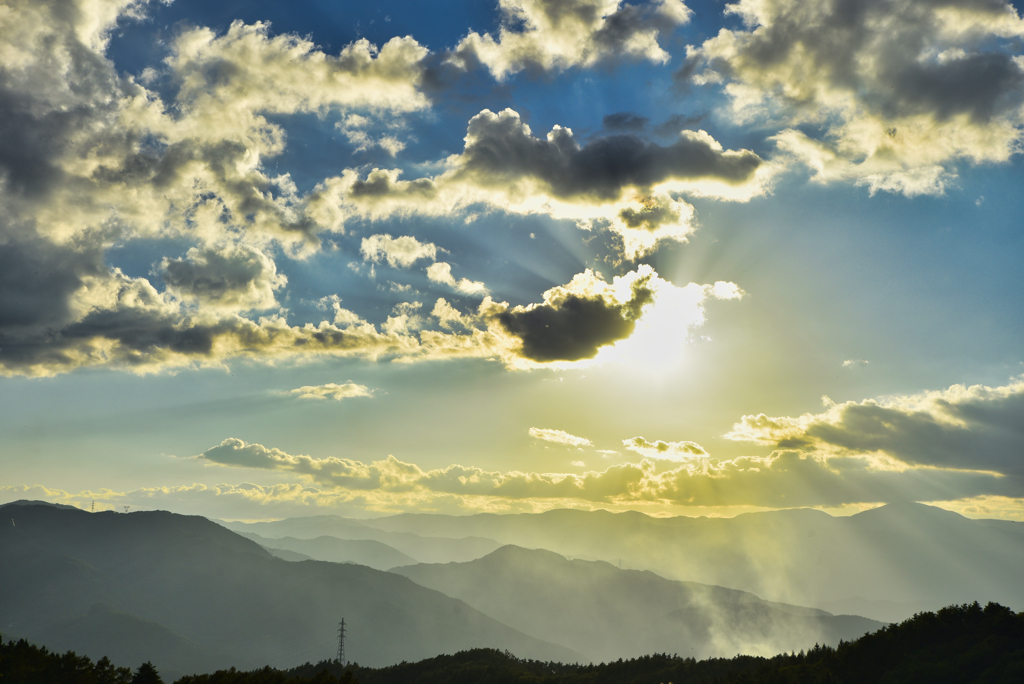 夕焼けの空と山の尾根