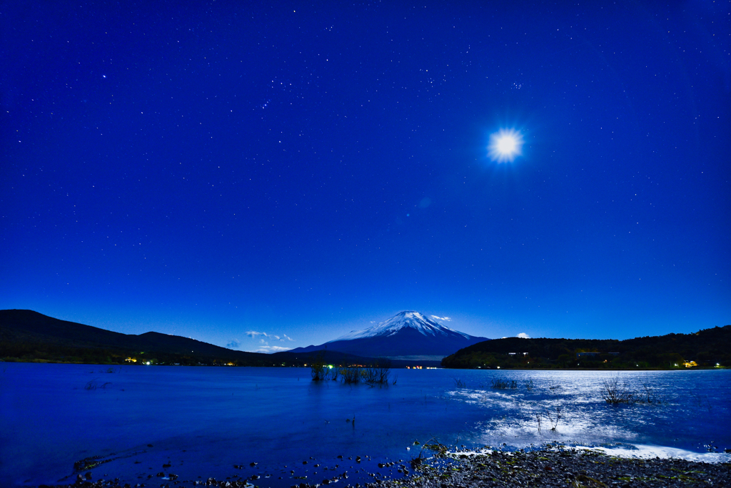 明るい月と富士山