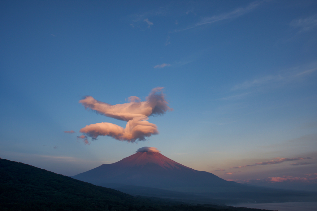 富士山と笠雲と吊るし雲