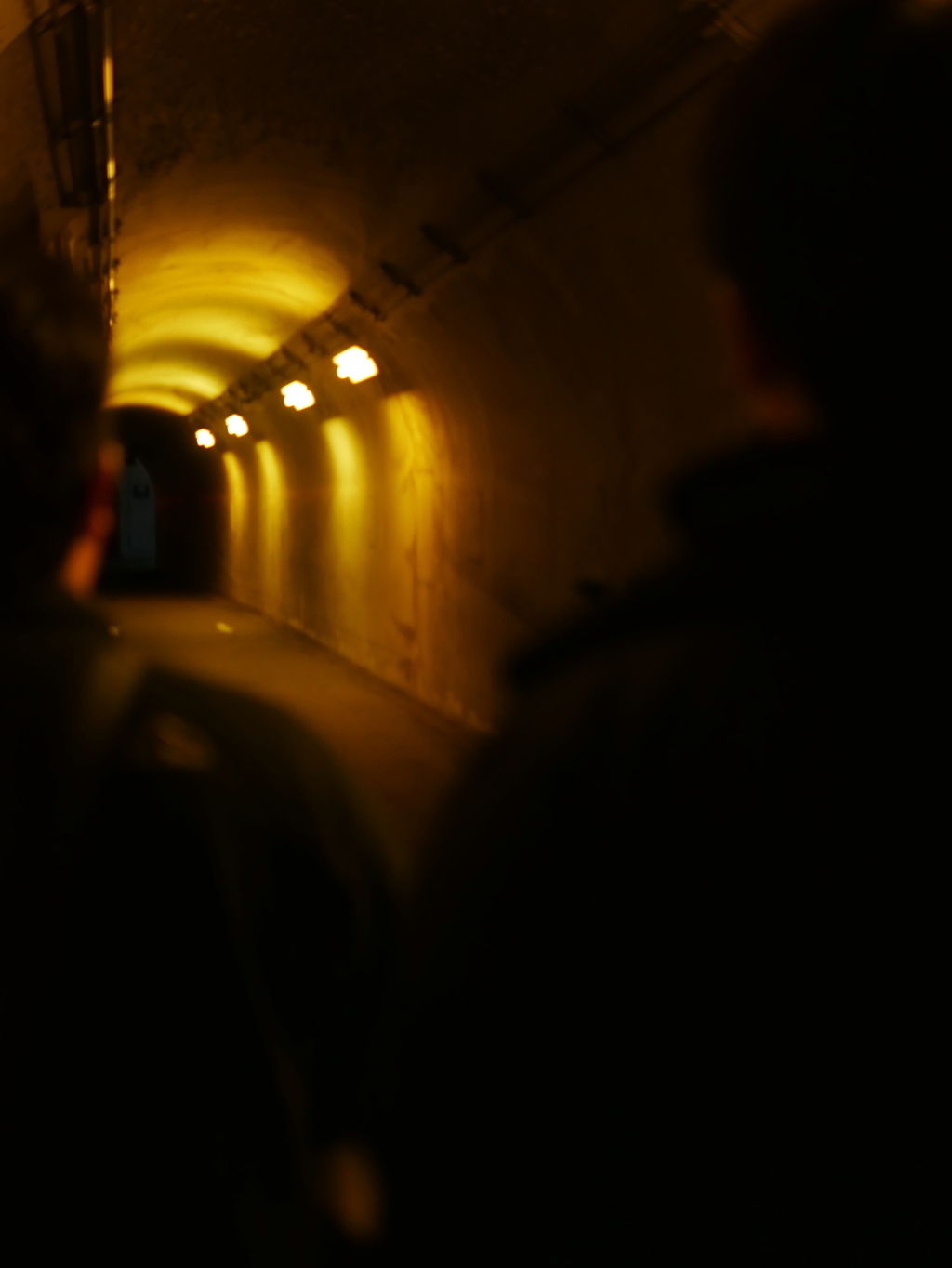 暗闇に浮かぶ通路